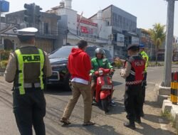 Antisipasi Dampak Abu Anak Krakatau, Polres Bagikan 2.000 Masker