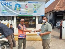 Puskesmas Cibaregbeg Bagikan Ratusan Masker Gratis Selama Hujan Abu Vulkanik
