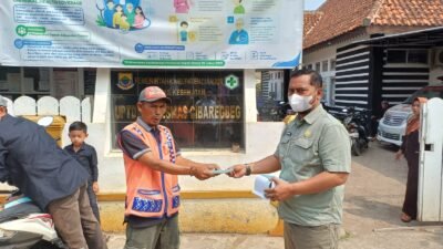 Puskesmas Cibaregbeg Bagikan Ratusan Masker Gratis Selama Hujan Abu Vulkanik