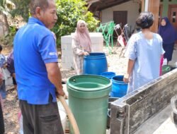 KOPIMU Salurkan Air Bersih Gratis untuk Warga Ciranjang