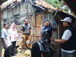 Dua Anak Yatim di Cibeber Bertahan di Rumah yang Nyaris Roboh