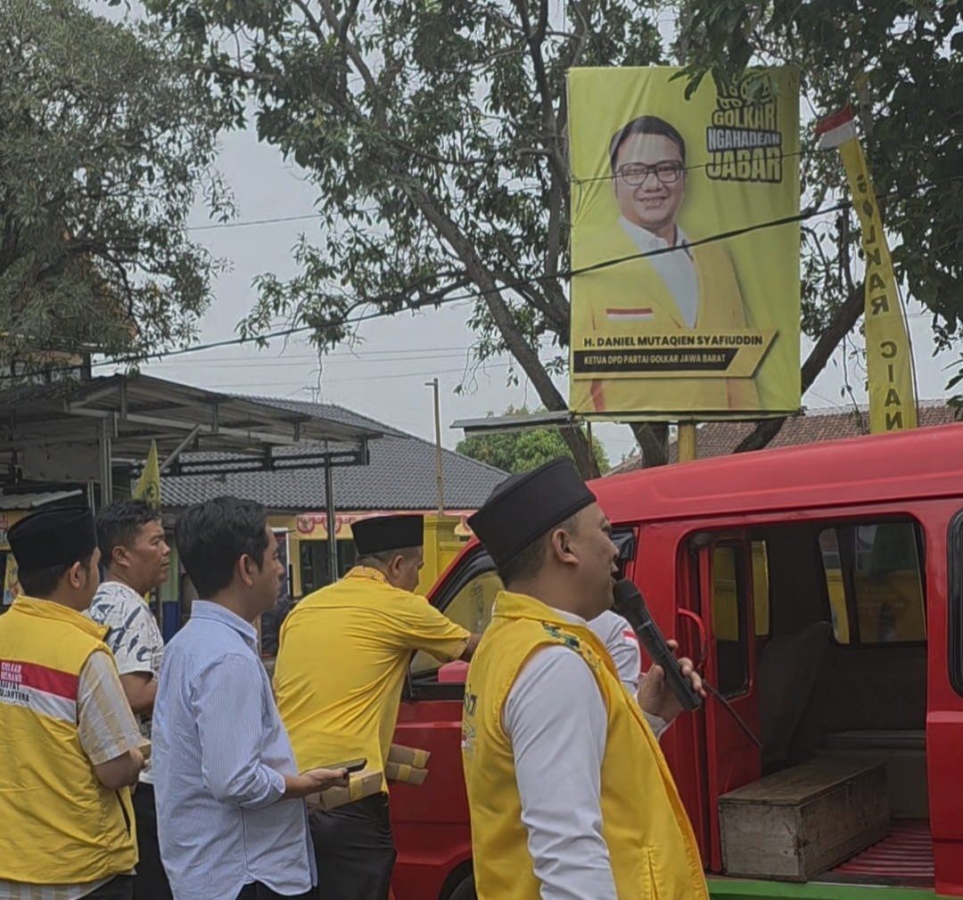 Jumat Berkah, Golkar Cianjur Bagikan Ratusan Porsi Nasi Kuning di Jalan Siliwangi