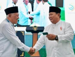Prabowo Terima Kartu Anggota NU Saat Penutupan Muktamar ke-35 di Jombang