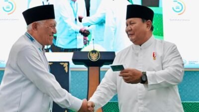 Prabowo Terima Kartu Anggota NU Saat Penutupan Muktamar ke-35 di Jombang