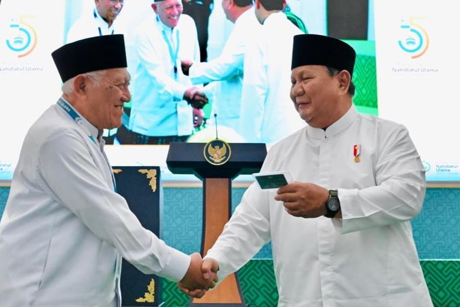 Prabowo Terima Kartu Anggota NU Saat Penutupan Muktamar ke-35 di Jombang