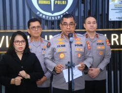 Polri Bergerak Tangani Abu Vulkanik Gunung Anak Krakatau, Jalan Disemprot dan Masker Dibagikan