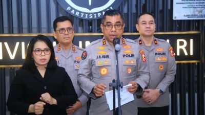 Polri Bergerak Tangani Abu Vulkanik Gunung Anak Krakatau, Jalan Disemprot dan Masker Dibagikan