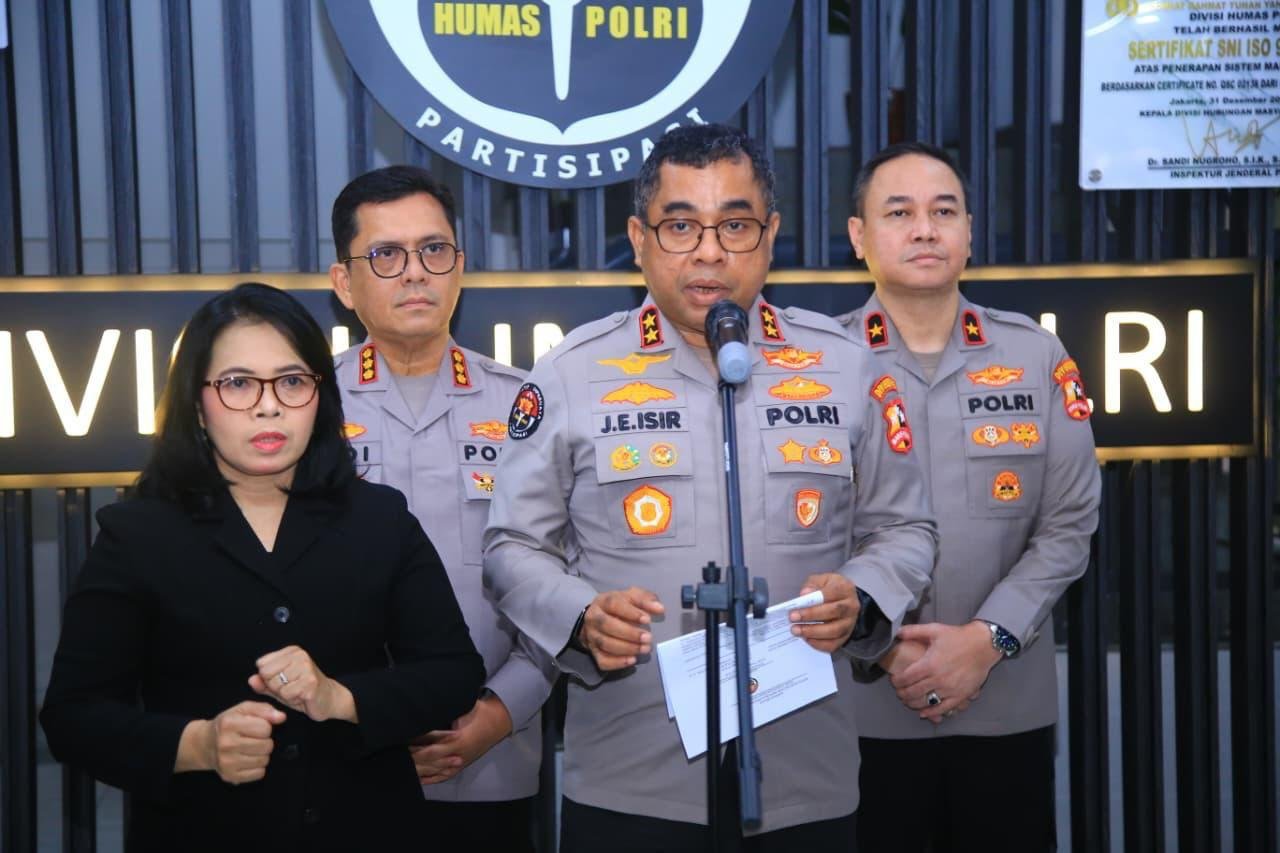 Polri Bergerak Tangani Abu Vulkanik Gunung Anak Krakatau, Jalan Disemprot dan Masker Dibagikan
