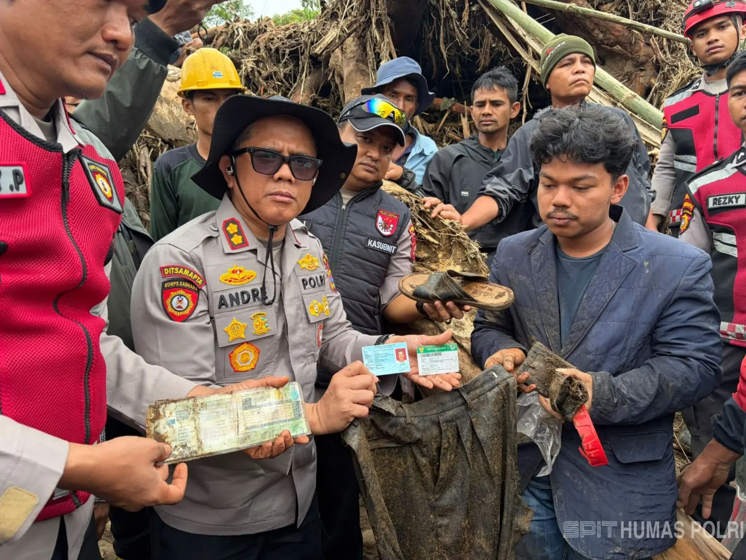 Tim K9 Polda Sumbar Temukan Barang Milik Korban Galodo di Solok