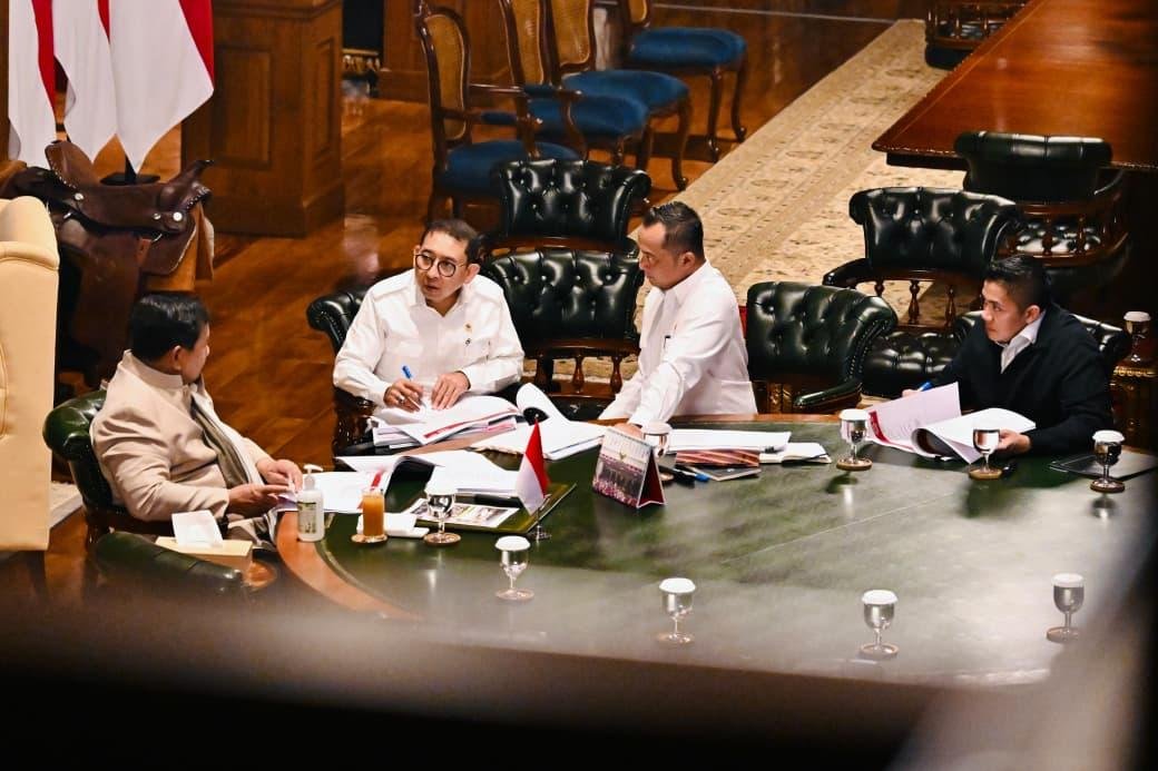 Presiden Prabowo Bahas Usulan Gelar dan Tanda Kehormatan Bersama Fadli Zon di Hambalang