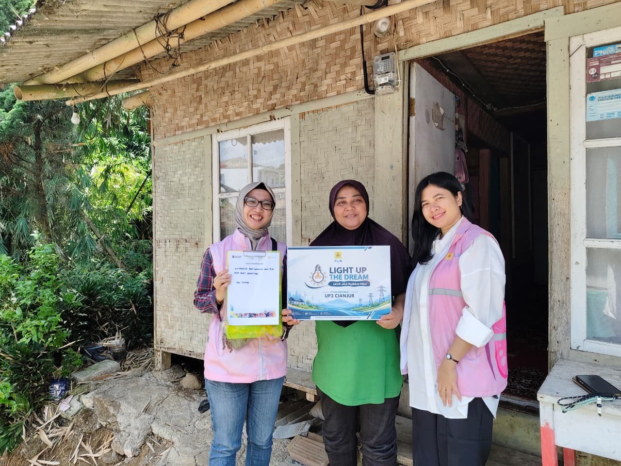 Wujudkan Impian Keluarga di Pacet, PLN Hadirkan Sambungan Listrik Gratis melalui Light Up The Dream