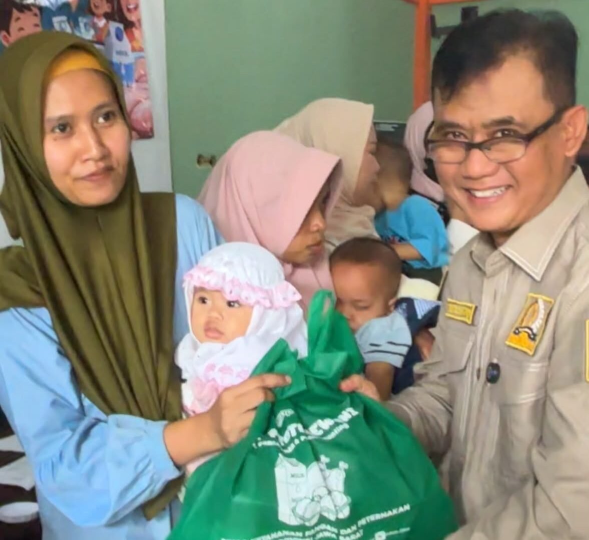 Cegah Stunting, RK Dadan Surya Negara Salurkan Paket Protein Hewani untuk Ratusan Balita di Desa Mekarsari Cianjur