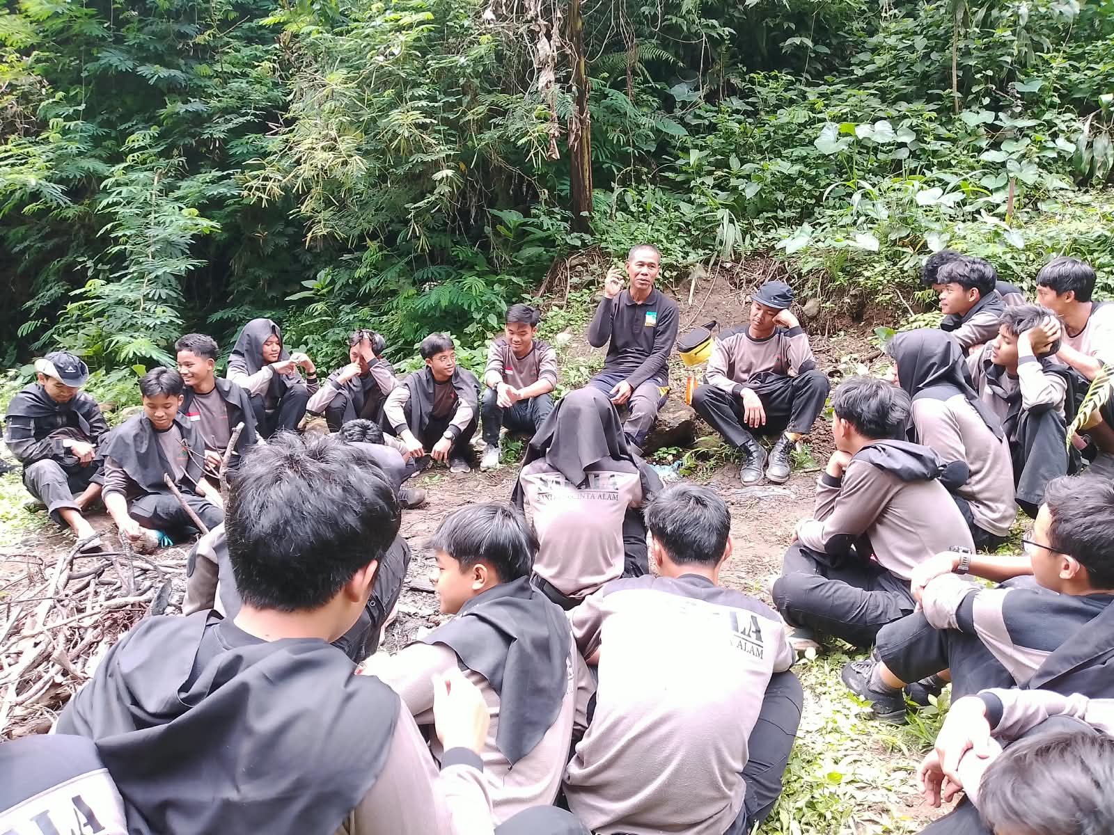 Puluhan Pelajar Ikuti Living Lab DAS Cisarua, Belajar Budaya dan Konservasi Alam