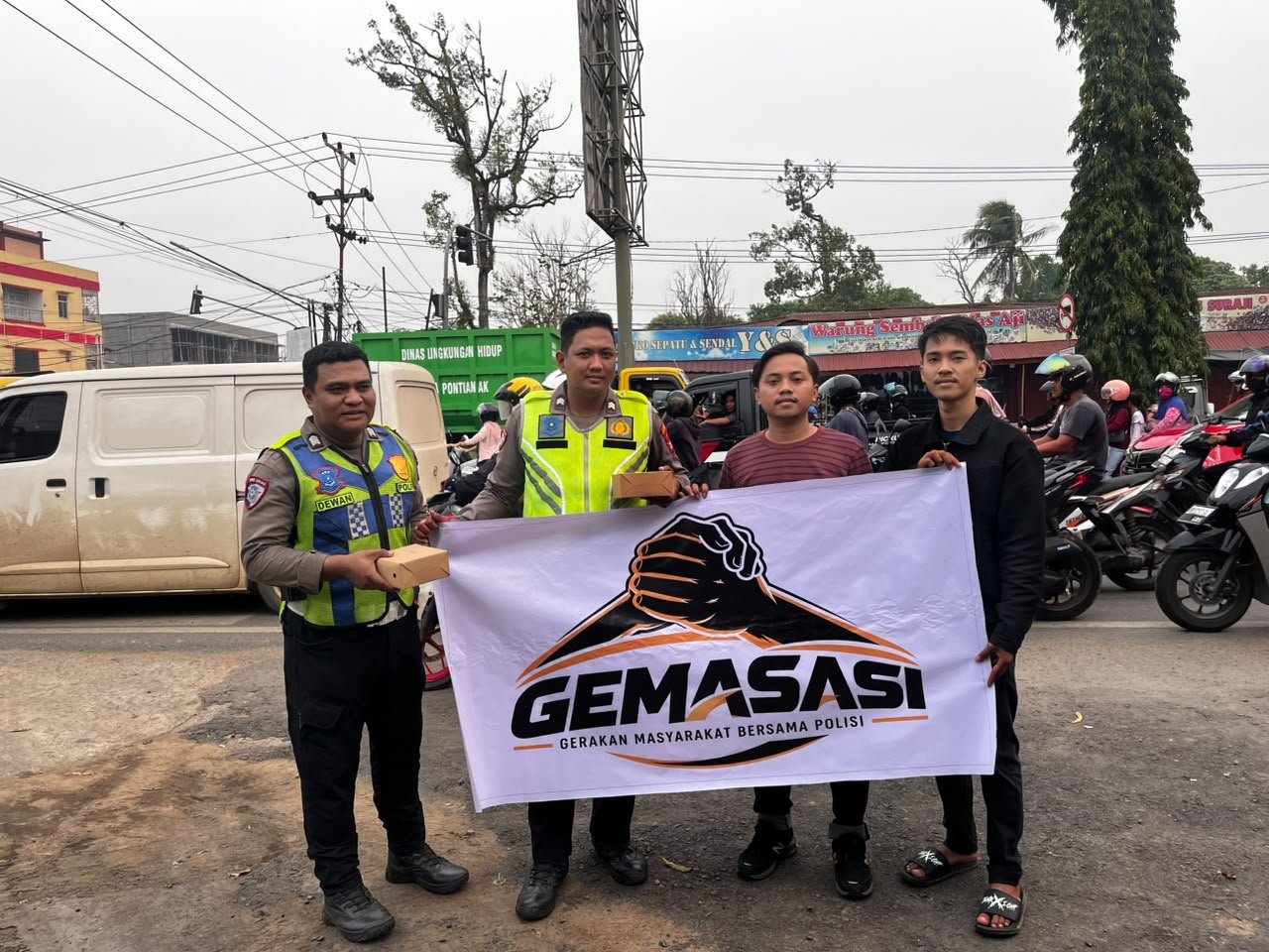 GEMASASI Kalbar Bagikan Makanan ke Polisi Lalu Lintas, Bawa Pesan ‘Polisi Tak Sendiri’