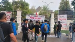 Dua Tahun Pemerintahan Prabowo-Gibran, Aliansi BEM Cianjur Unjuk Rasa di Gedung DPRD