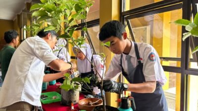 Kebun Raya Cibodas Salurkan 172 Tanaman ke SMKN 1 Cipanas melalui Program CSR