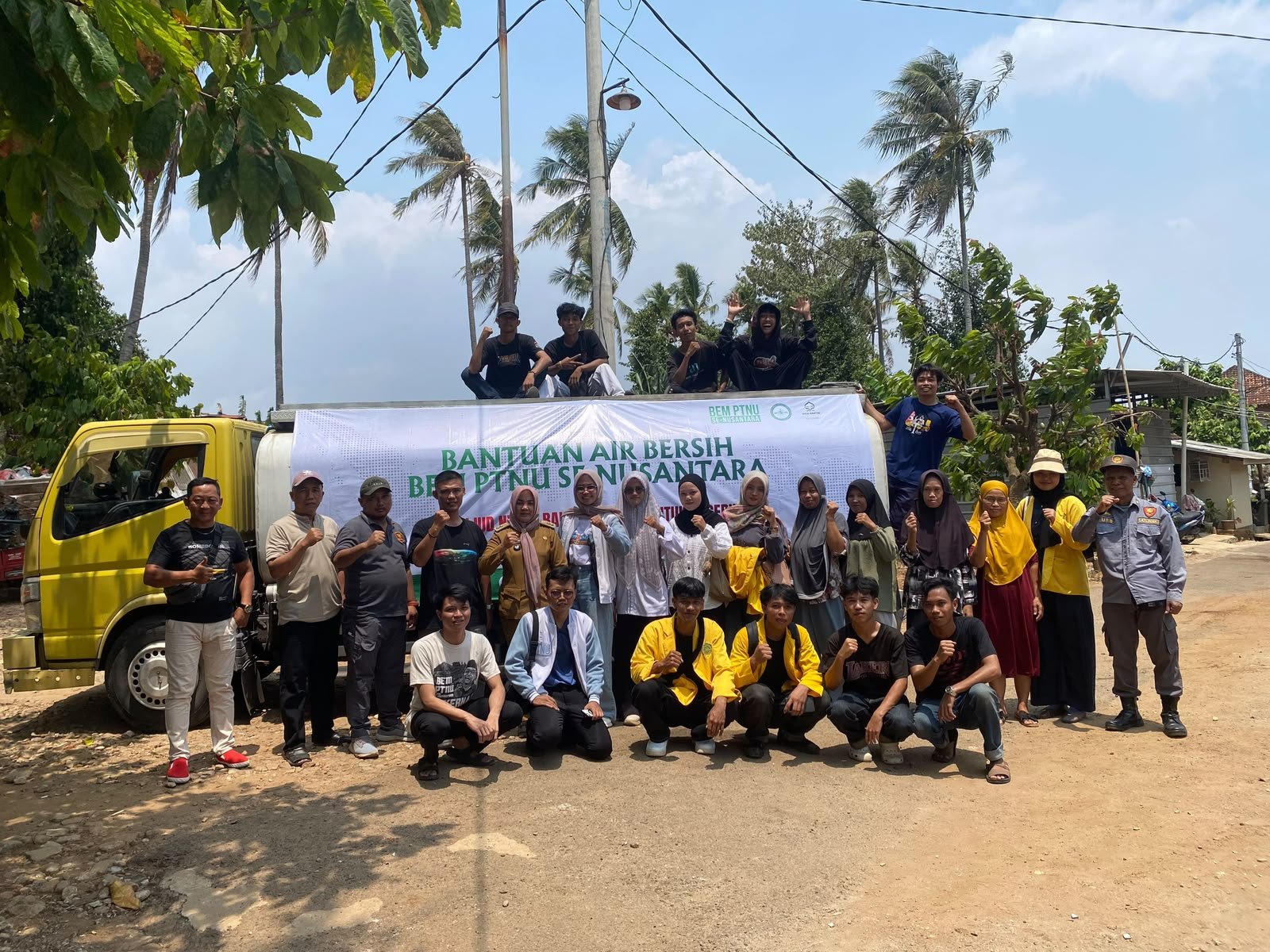 Sekjen PBNU Gus Gudfan Arif Bersama BEM PTNU Salurkan 1 Juta Liter Air Bersih ke Berbagai Daerah