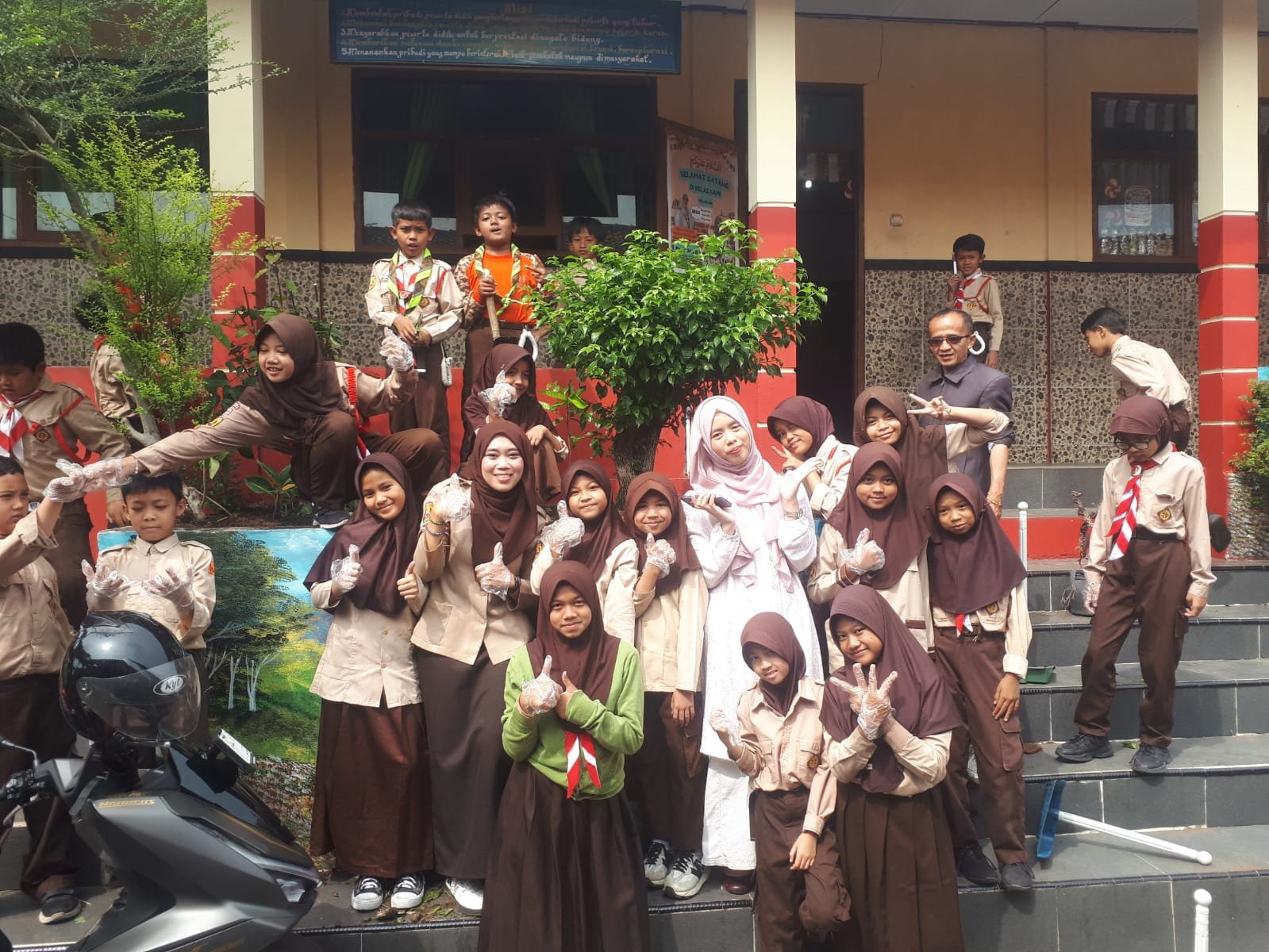 SD Sukasarana Cipanas Tumbuhkan Budaya Peduli Sampah, Guru dan Murid Bergerak Setiap Jumat