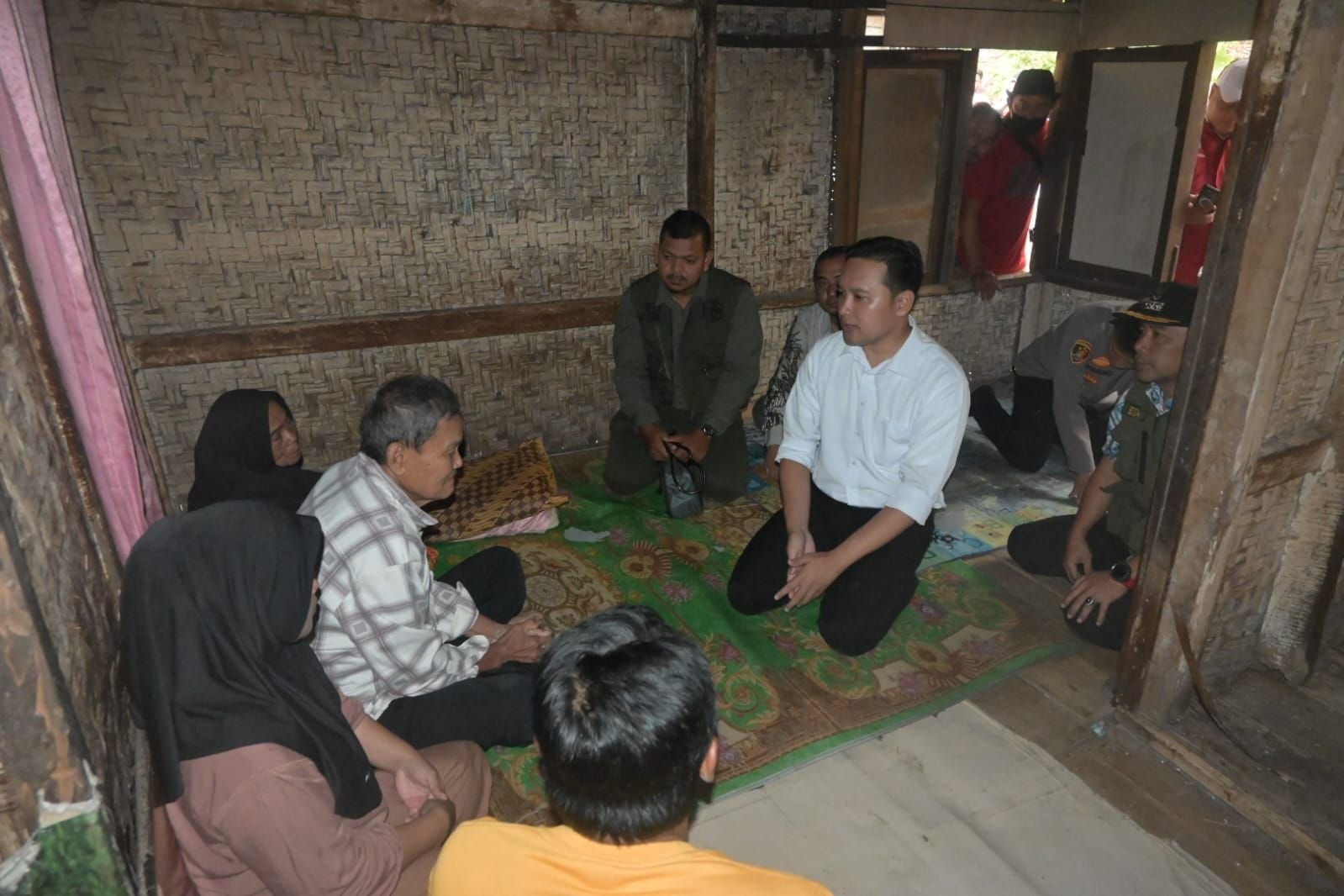 Bupati Cianjur Bantu Pembangunan Rumah Layak Huni untuk Abah Eman di Sindangbarang